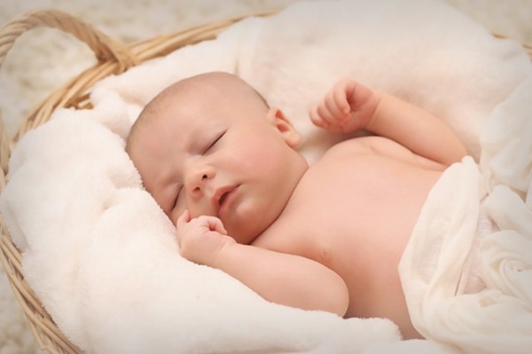 赤ちゃん　newborn-baby-feet-basket-161709